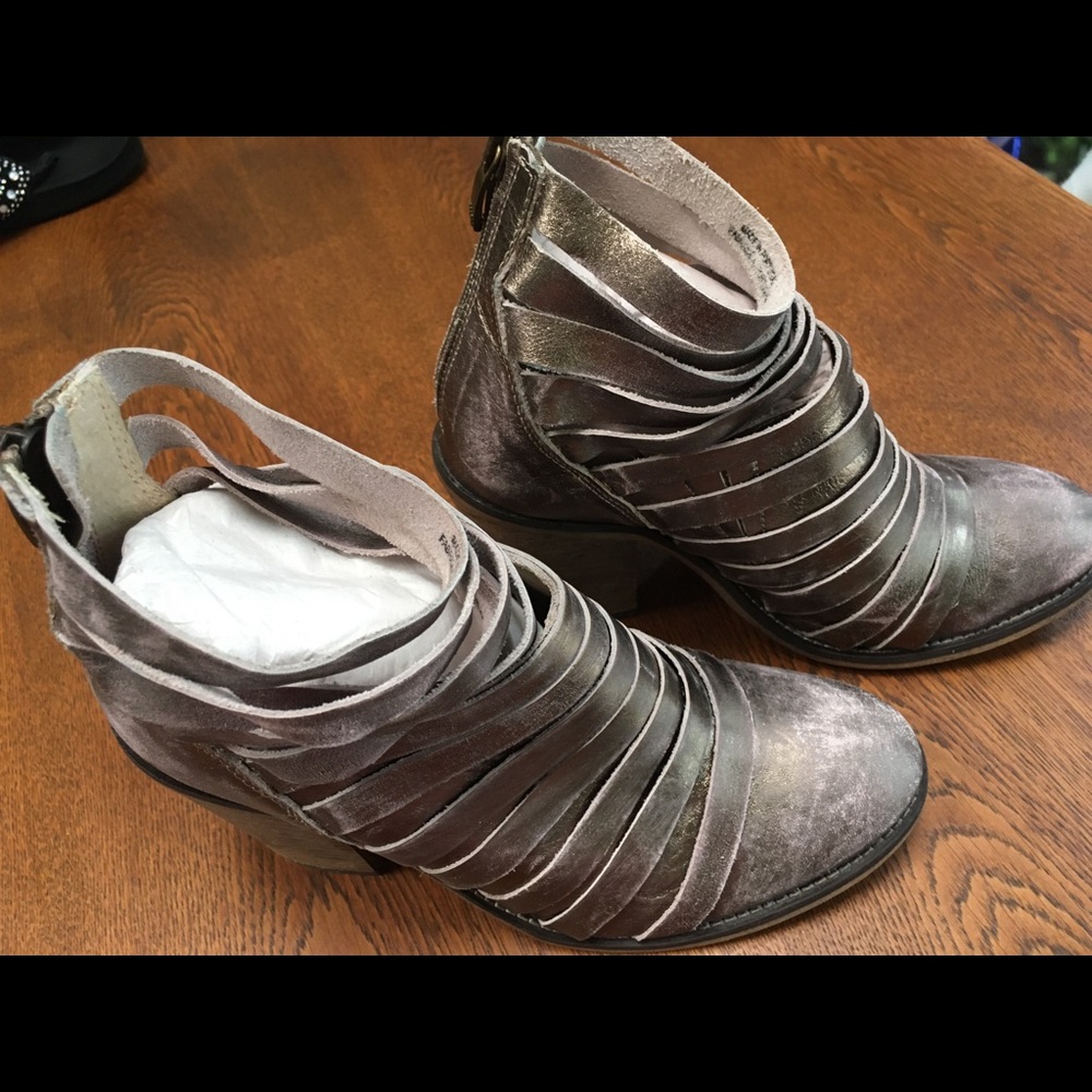 FREE PEOPLE leather ankle boot Euro 37 US 7. In a bronze brushed wornlook design